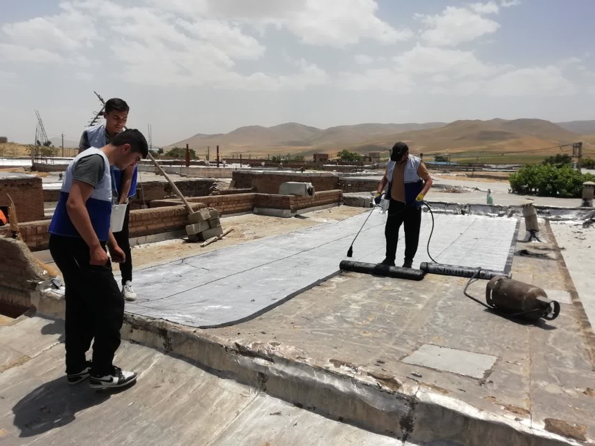 به همت گروه جهادی نصب و تعمیر ایزوگام ساختمان خانه نیازمند در روستای بیگم قلعه شهرستان نقده 