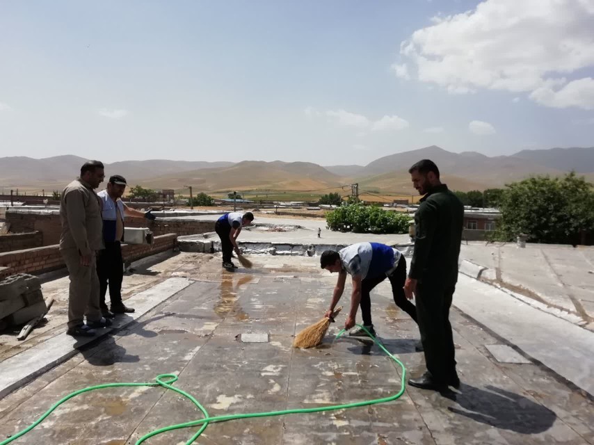 به همت گروه جهادی نصب و تعمیر ایزوگام ساختمان خانه نیازمند در روستای بیگم قلعه شهرستان نقده 