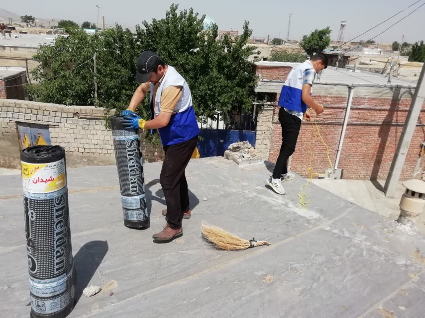 به همت گروه جهادی نصب و تعمیر ایزوگام ساختمان خانه نیازمند در روستای بیگم قلعه شهرستان نقده 