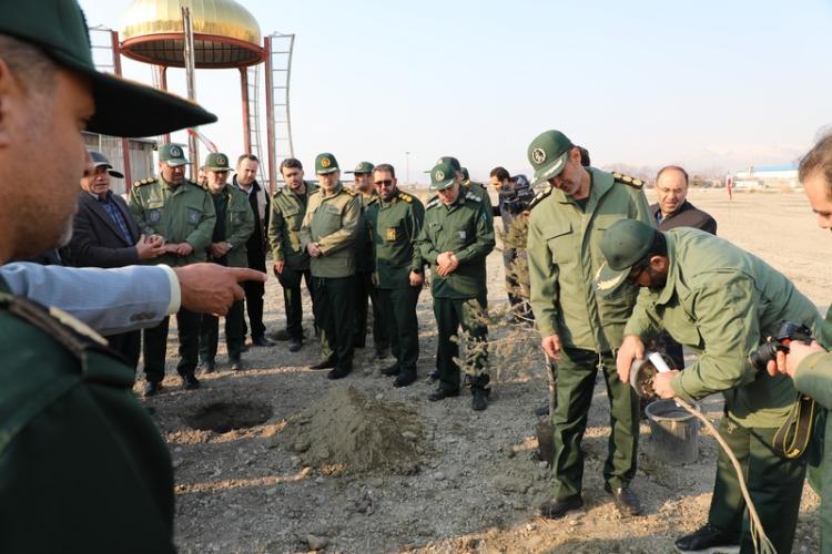 همزمان با هفته منابع طبیعی، کاشت ۳۰ هزار نهال به یاد سردار دلها در استان آذربایجان غربی به همت گروه های جهادی بسیج سازندگی ، معاونت مهندسی سپاه و منابع طبیعی استان آذربایجان‌غربی